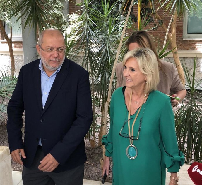 Francisco Igea habla sobre listas de espera acompañado de la consejera de Sanidad, Verónica Casado.