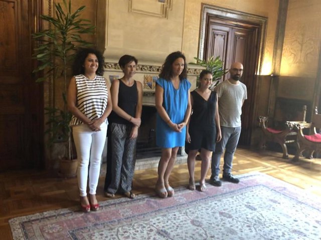 La presidenta del Consell de Mallorca, Catalina Cladera, con miembros del Grupo de Ornitología Balear (GOB)