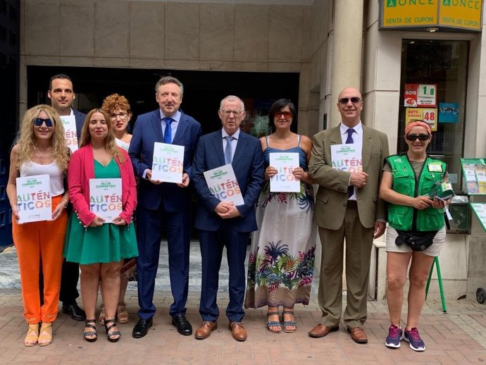 El delegado territorial de la ONCE Andalucía, Ceuta y Melilla, Cristóbal Martínez, y el director de la ONCE en Málaga, José Miguel Luque, junto con la vicepresidenta del consejo territorial, Leonor Basallote.