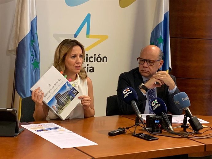 El portavoz del Grupo Nacionalista Canario, José Miguel Barragán, y la diputada Rosa Dávila en rueda de prensa