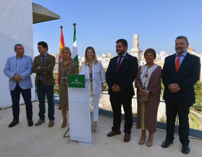Np Y Foto Ana Mestre Seis Meses Gobierno En Cádiz