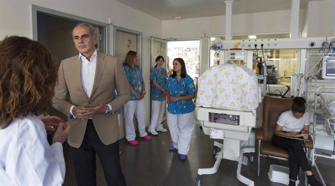 El consejero de Sanidad en funciones, Enrique Ruiz Escudero, visita la sala de descanso para padres de niños neonatos ingresados en el Hospital Infanta Leonor.