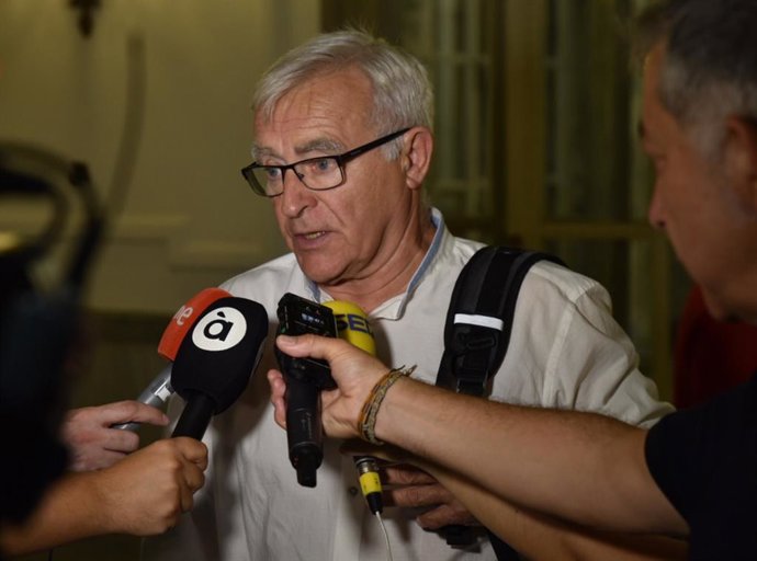 El alcalde de Valencia, Joan Ribó, atiende a los medios de comunicación tras una sesión ordinaria del pleno del Ayuntamiento de Valencia, en la que se han tratado entre otros temas, el problema de los vertidos en las playas, la movilidad en la ciudad y 