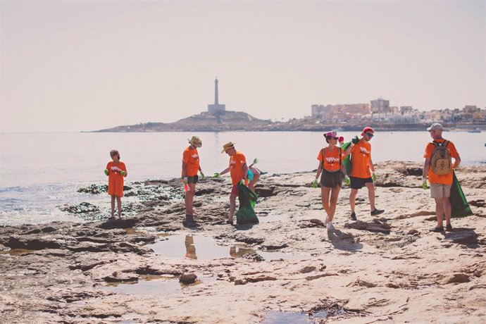 Imagen de la recogida de residuos en Cabo de Palos (Cartagena) organizada por La Mar de Músicas y Soltec