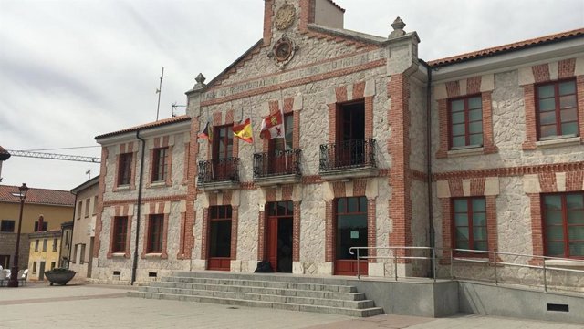 Fachada con las banderas a media asta del Ayuntamiento de Villagonzalo (Burgos) tras encuentrar los cadáveres de un matrimonio con disparos.