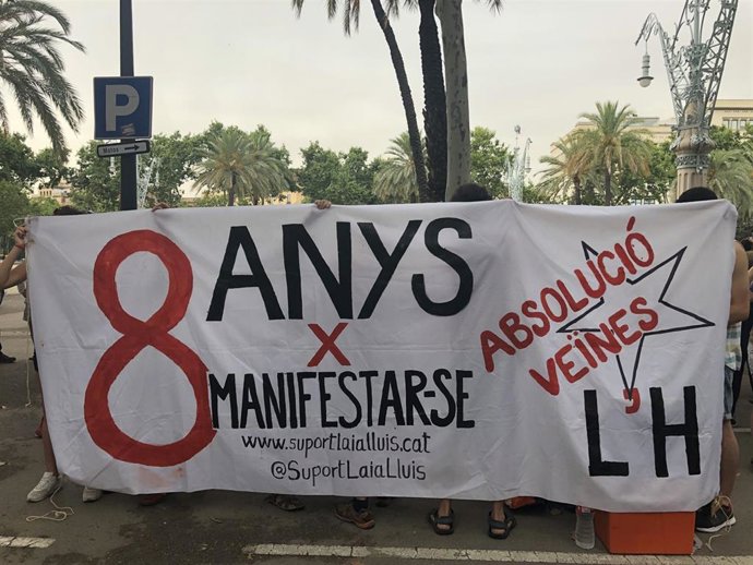 Protesta por el juicio en la Audiencia de Barcelona a dos activistas por desórdenes en una manifestación contra la detención de Carles Puigdemont