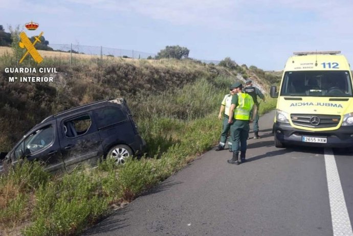 La Guardia Civil atiende un accidente de tráfico en la AP-15