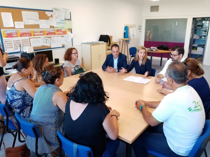 La alcaldesa de Alcalá, Ana Isabel Jiménez y el delegado de Educación, José Luis Rodríguez Sarrión, reunidos con el AMPA del centro
