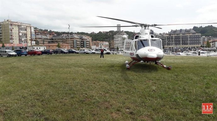 Helicóptero 112 rescata a joven de Vizcaya que se lesionó el hombro al salir del agua en el faro del Caballo, en Santoña