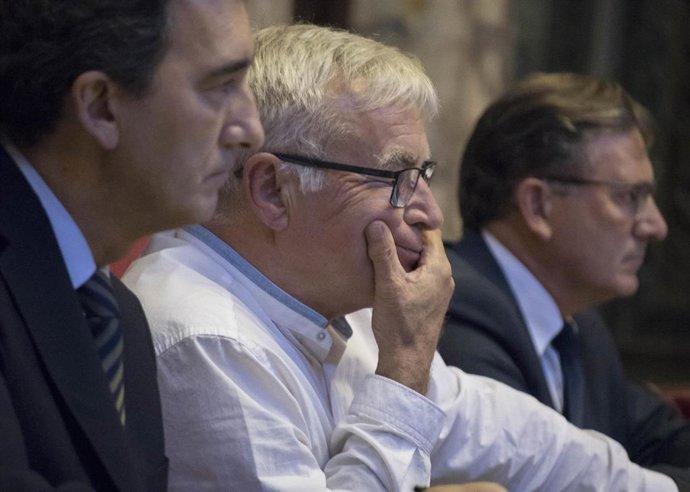 El alcalde de Valencia, Joan Ribó (2i), durante una sesión ordinaria del pleno del Ayuntamiento de Valencia, en la que se han tratado entre otros temas, el problema de los vertidos en las playas, la movilidad en la ciudad y la marcha LGTBI.