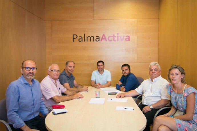 El regidor de Promoción Económica y Ocupación del Ayuntamiento de Palma, Rodrigo Romero (centro) en una reunión con Pimeco