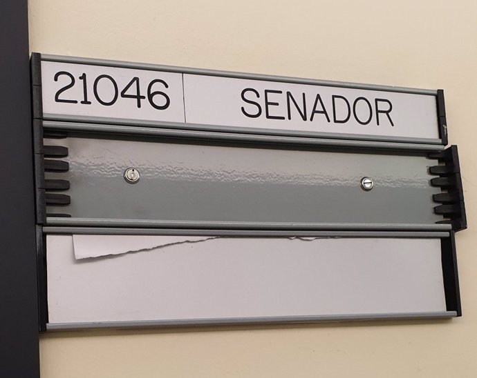 Imagen del letrero desaparecido del senador de Vox, Francisco José Alcaraz, en el Senado.
