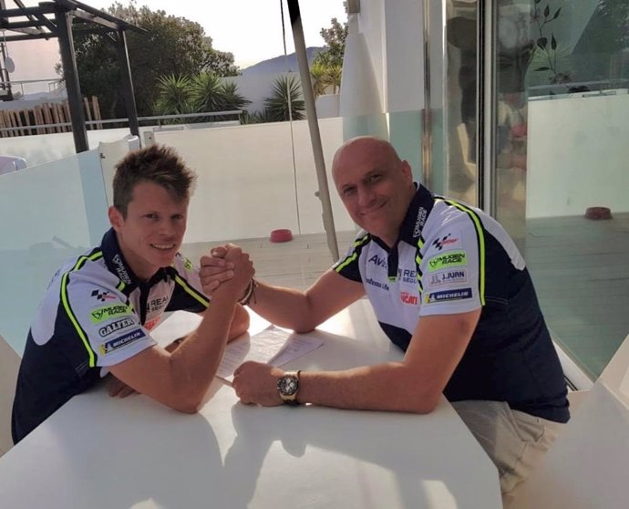 Tito Rabat estrecha la mano de Raúl Romero tras firmar su renovación con el Reale Avintia Racing