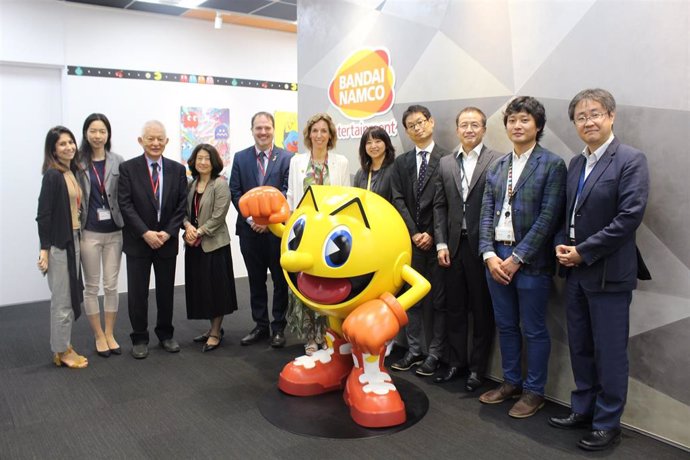 La consellera Chacón con representantes de Bandai Namco en la sede de la empresa en Japón