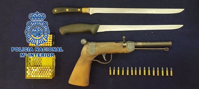 Arma, munición y cuchillos incautados por la Policía