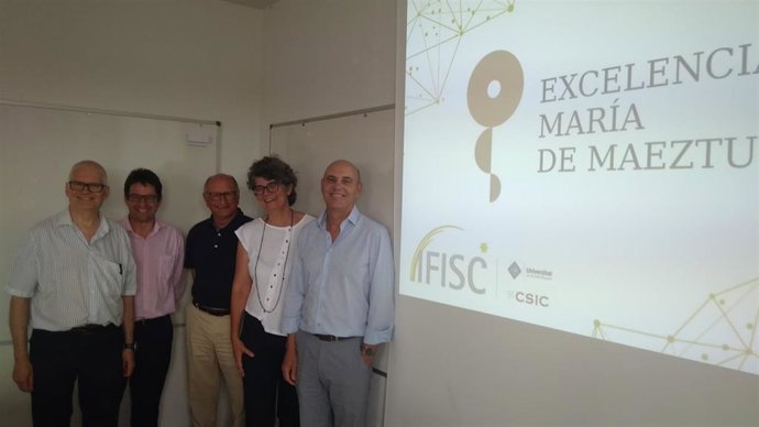 La secretaria autonómica de Universidad, Investigación y Política Lingüística, Agustina Vilaret (segunda por la derecha) en una reunión con representantes del IFISC