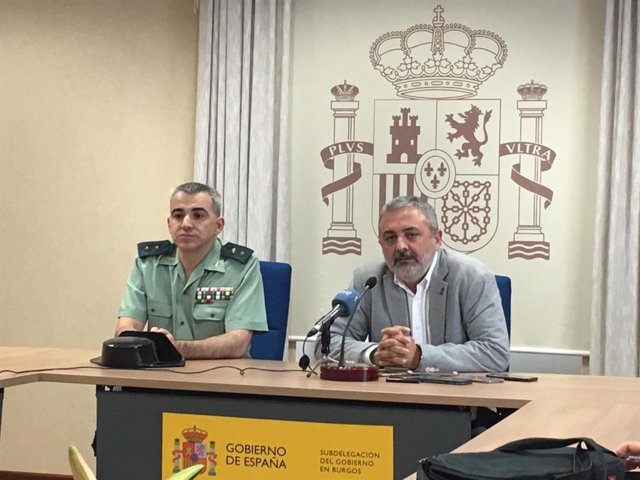 El subdelegado del Gobierno, Pedro de la Fuente, informa en rueda de prensa de la investigación sobre el crímen.