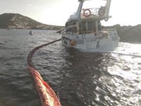 Activan el Plan de Contaminación de Aguas por el derrame de gasoil de una embarcación encallada en Santa Eularia