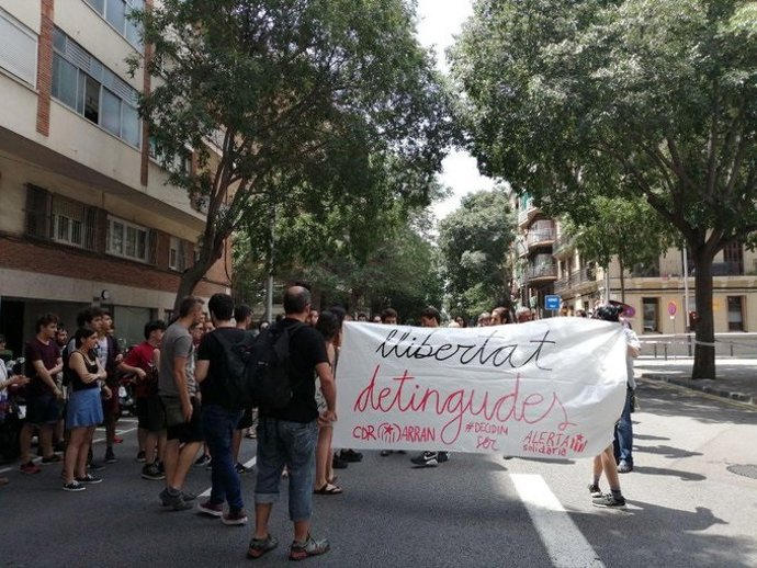 Manifestación de miembros de la izquierda independentista ante la comisaría de Mossos en Les Corts de Barcelona por la detención de activistas.