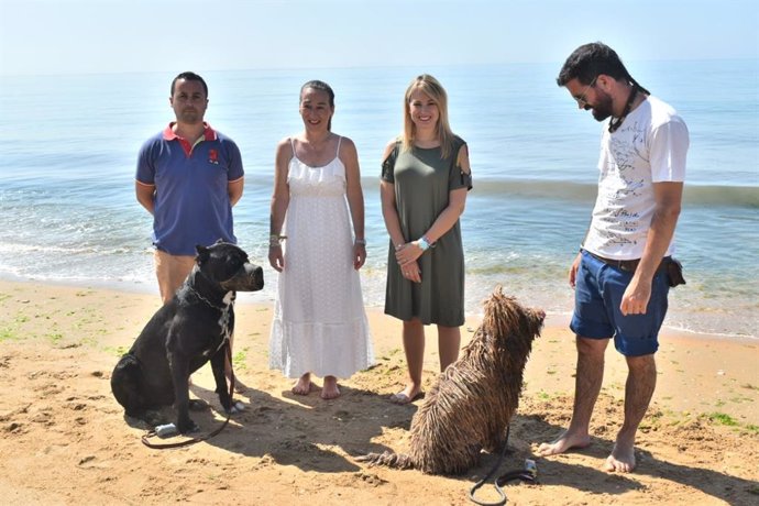 Inauguración en Lepe a la playa canina de Santa Pura.