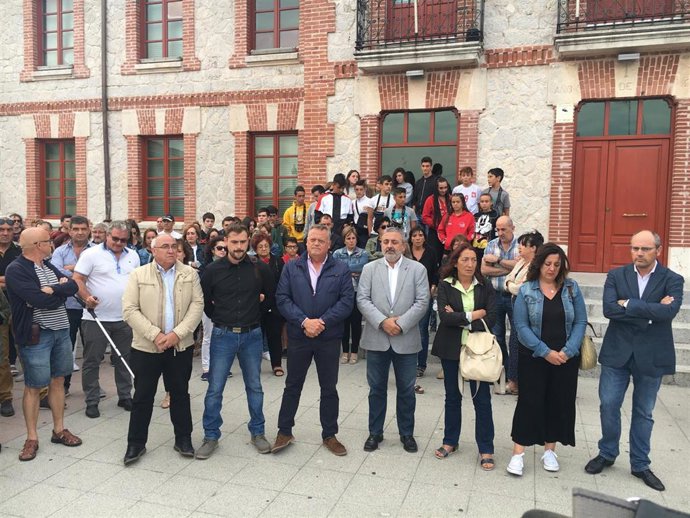 En el centro (cazadora azul) Lorenzo Rodríguez, vicepresidente de Diputación, al lado (americana gris), subdelegado del Gobierno, Pedro De la Fuente, esta tarde en la concentración de Villagonzalo (Burgos).