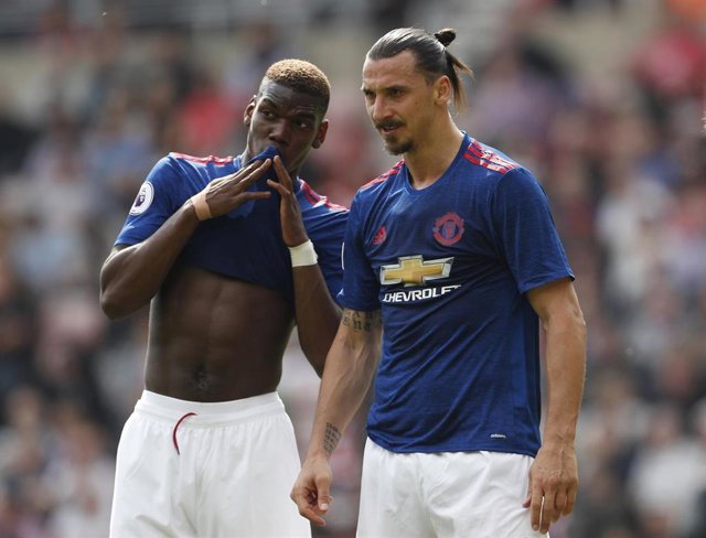 Zlatan Ibrahimovic habla con Paul Pogba en su etpaa en el Manchester United