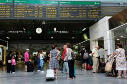 Varios viajeros esperan frente a uno de los paneles de Salidas y Llegadas de la estación de trenes de Atocha durante la primera jornada de paros de Renfe de las cuatro que tienen programadas los sindicatos en verano. Varios viajeros esperan frente a uno de los paneles de Salidas y Llegadas de la estación de trenes de Atocha durante la primera jornada de paros de Renfe de las cuatro que tienen programadas los sindicatos en verano.