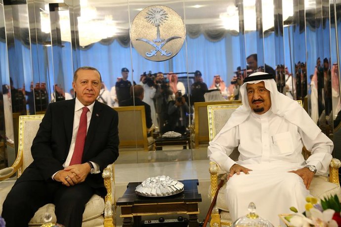 El presidente de Turquía, Recep Tayyip Erdogan, ha llegado este domingo a Arabia Saudí primera escala de una gira diplomática por el golfo Pérsico para intentar buscar una solución a la crisis que enfrenta a Qatar con Arabia Saudí y sus aliados