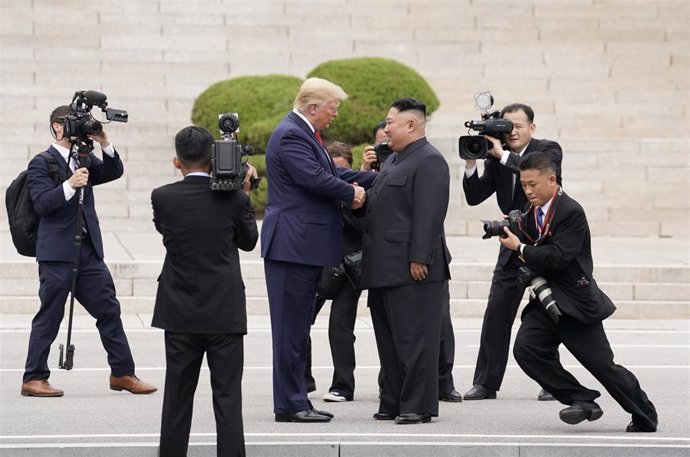Donald Trump y Kim Jong Un en la zona desmilitarizada