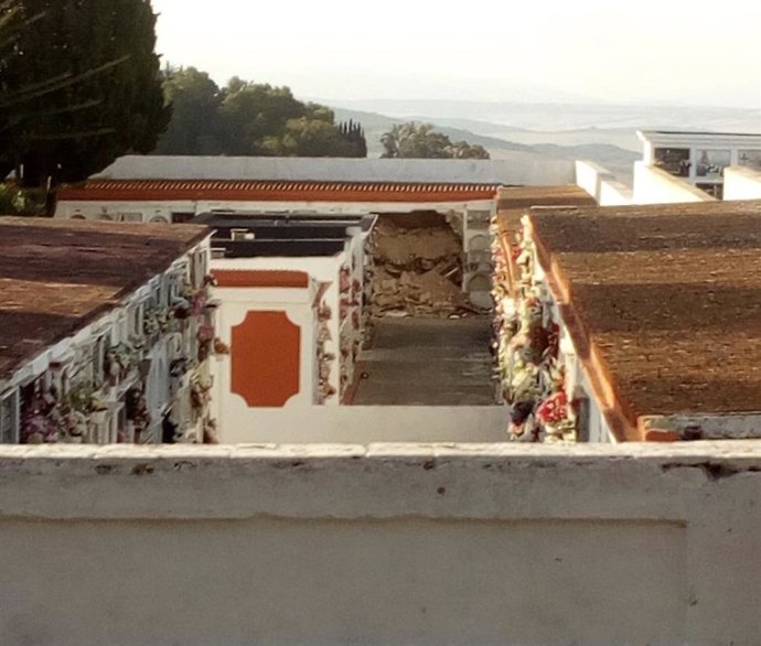 Nichos derrumbados en el cementerio municipal