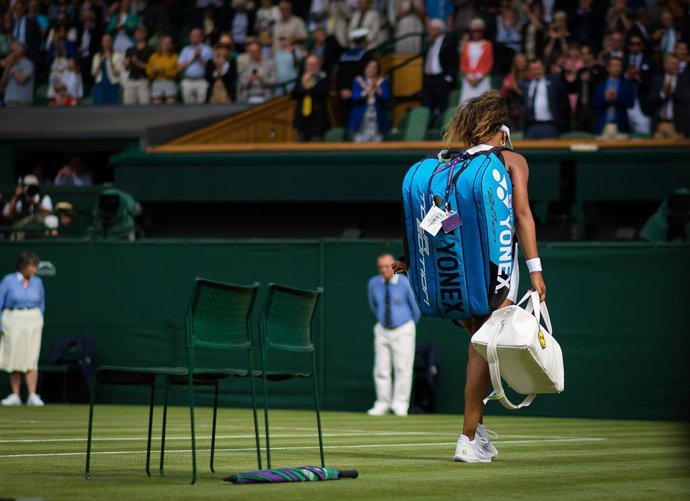 Naomi Osaka abandona cabizbaja la pista tras su eliminación en primera ronda de Wimbledon