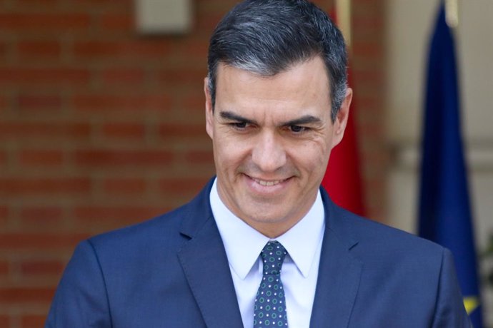 El presidente del Gobierno en funciones, Pedro Sánchez, sale a recibir en el Palacio de la Moncloa a la presidenta electa de la Comisión Europea.