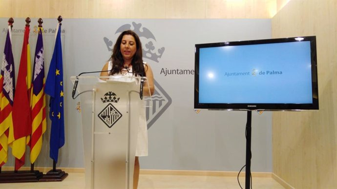 La regidora de Infraestructuras del Ayuntamiento de Palma Angélica Pastor en una rueda de prensa