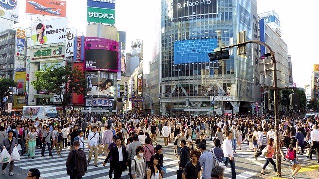 Muchas personas cruzando la calle en Japón. Multitud. Gente.