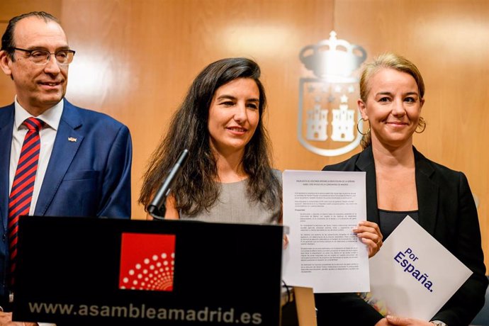 La portavoz de Vox en la Asamblea de Madrid, Rocío Monasterio (c),  presenta el documento definitivo para apoyar la investidura de la candidata del PP como presidenta de la Comunidad de Madrid. En la rueda de prensa le acompaña la diputada de VOX en en 