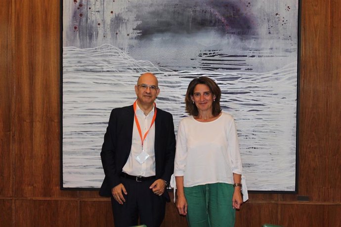 El presidente de UNEF, Jorge Barredo, y la ministra para la Transición Ecológica, Teresa Ribera