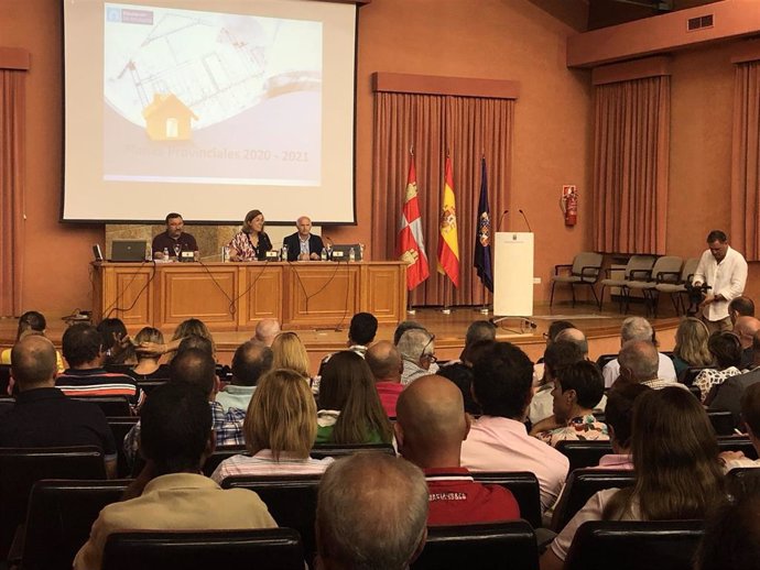 Armisén (C)  preside la reunión con 150 alcaldes palentinos para tratar los planes provinciales de 2020 y 2021.