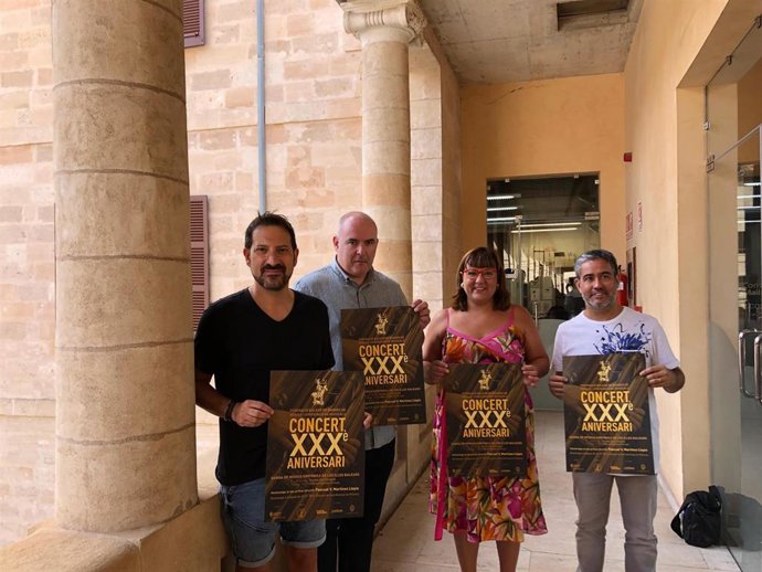 Los músicos Pascual Martínez-Forteza y Tomeu Aulí, la consellera insular de Cultura, Bel Busquets y el director de la Federación Balear de Bandas de Música, Joan Carles Juli en la presentación del concierto XXX aniversario de la Banda de Música Sinfóni