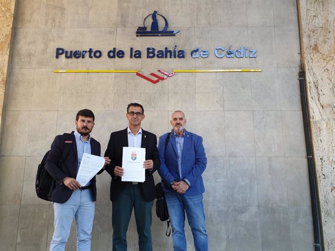 Miguel Molina junto con otros dos técnicos municipales en la sede de la APBC