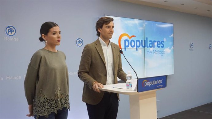 Pablo montesinos y Loli Caetano pp de málaga rueda de prensa candidato al congreso y presidenta NNGG málaga jóvenes