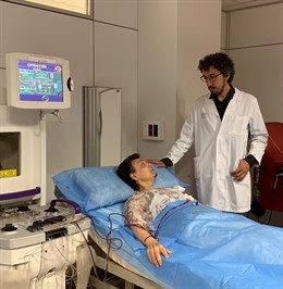 El doctor Pere Barba con una paciente durante aféresis