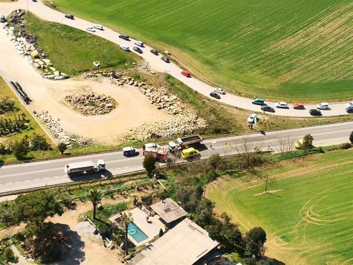 Accidente de tráfico en la C-35 en Llinars del Valls (Barcelona) en el que ha muerto un motorista al chocar con un camión.