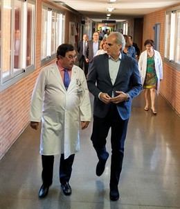 El consejero de Sanidad de la Comunidad de Madrid en funciones, Enrique Ruiz Escudero, en el hospital Severo Ochoa de Leganés.