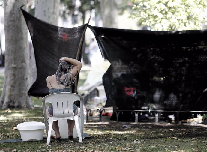 Imagen de recurso de una de las personas 'sin techo' acampada en el Paseo del Prado.