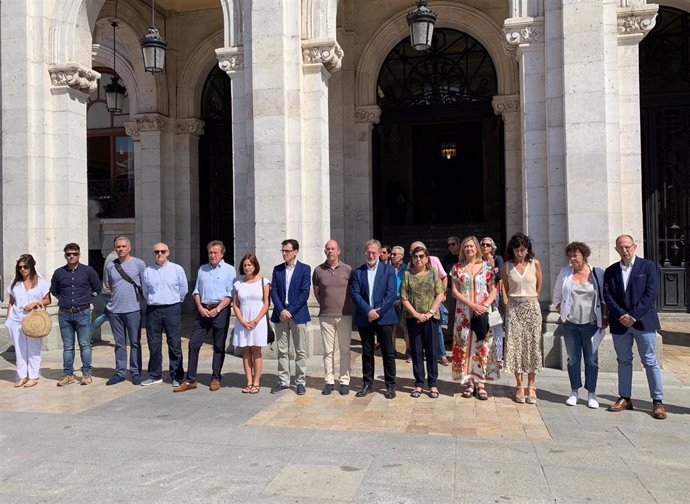 Concejales del Ayuntamiento de Valladolid guardan un minuto de silencio por la mujer asesinada en un nuevo caso de violencia de género en Villagonzalo Pedernales (Burgos).