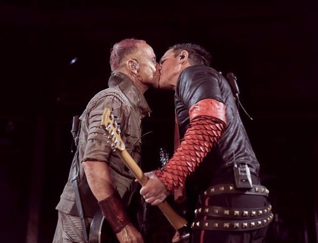El beso de los guitarristas de Rammstein