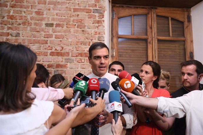 El presidente del Gobierno en funciones, Pedro Sánchez, atiende a los medios de comunicación tras la reunión con asociaciones de Igualdad en Madrid.