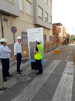 El concejal de Desarrollo Sostenible y Huerta del Ayuntamiento de Murcia, Antonio Navarro, ha visitado as obras que se están realizando en Espinardo para renovar las redes de abastecimiento de agua