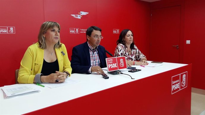María Garcia (); Fernando Pablos y Rosa Rubio en la rueda de prensa sobre listas de espera en Salamanca.