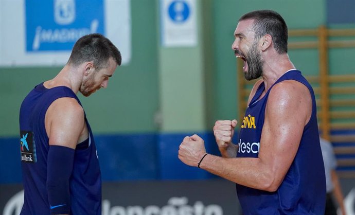 Marc Gasol celebra ante Víctor Claver en un entrenamiento de la selección española de baloncesto